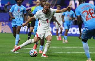 El inglés Harry Kane patea el balón en el partido contra Congo, Foto: EFE