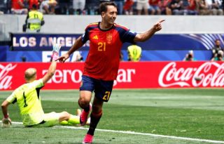 Mikel Oyarzabal de España celebra un gol ante Austria. Foto: EFE
