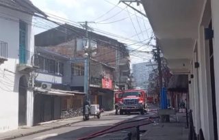 El fuego comenzó a eso de las 8:00 de la noche del miércoles. Foto: Cortesía
