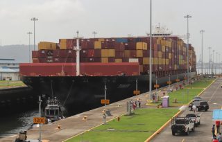  La consecuencia directa de reducir el calado es que el barco debe cruzar con menos carga. Foto: EFE