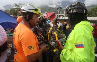  El grupo de rescate está asegurando el edificio para poder llegar al niño. Foto: EFE