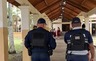 Las autoridades llegaron al centro educativo e iniciaron las investigaciones. Foto mejorada con IA