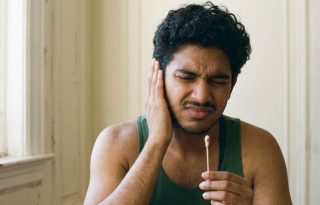 El cerumen no es un desecho, sino una sustancia protectora. Foto: Gemini