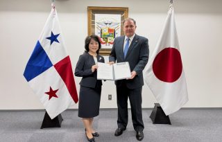 El embajador Walter Cohen y la funcionaria japonesa Rieko Nakayama firmaron el acuerdo. Foto: Cortesía
