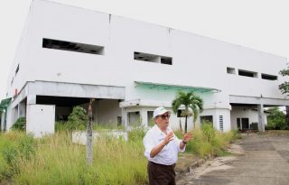 El ministro Boyd Galindo frente al abandonado Minsa-Capsi de Puerto Camito. Foto: Cortesía Minsa