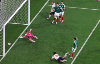 Jude Bellingham (c-abajo) de Inglaterra anota un gol para Inglaterra. Foto: EFE 