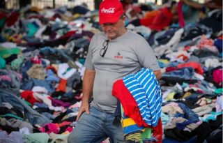 Una persona selecciona ropa este sábado, en La Guaira (Venezuela). EFE/ Raúl Martínez