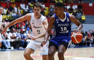  Eric Romero (16) de Panamá disputa un balón con Nicolas Brussino de Argentina. Foto:EFE 