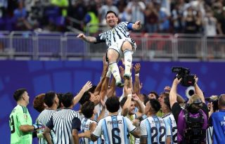 Messi celebra con sus compañeros el triunfo de Argentina sobre Egipto. Foto: EFE