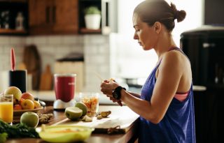 Uno de los errores más comunes es llegar al gimnasio después de pasar demasiadas horas sin comer. Foto: Ilustrativa / Freepik