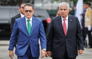 El ministro de Seguridad Pública, Frank Ábrego junto al presidente Mulino
