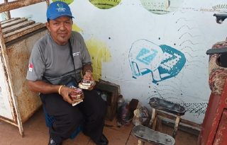 Quizás algún día las cajas de madera desaparezcan por completo y el sonido del cepillo deje de escucharse entre las bancas de la Placita San Juan de Dios. Foto. Melquíades Vásquez