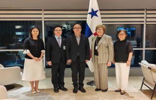  El nuevo embajador Zhang Xiangyan es recibido en el aeropuerto. Foto: Cortesía