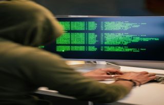 La explotación de vulnerabilidades representa el 82% de las brechas de ciberseguridad en el sector gobierno. Pexels