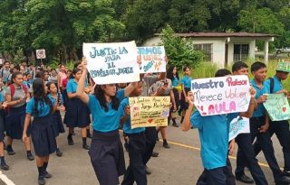 La decisión de suspender las clases fue respaldada por estudiantes, padres de familia y docentes, quienes aseguran que la acusación contra el educador carece de fundamento. Foto. Melquíades Vásquez