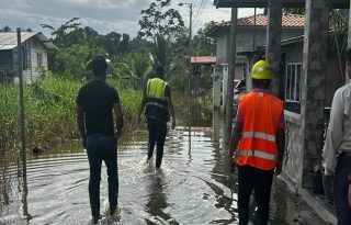 Maquinaria del MOP trabaja en la limpieza de drenajes en Almirante tras intensas lluvias. 