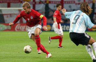 Foto de archivo del centrocampista de la selección inglesa de fútbol David Beckham (i), quien avanza con el balón ante el delantero argentino Gabriel Omar Batistuta (9) en el Mundial 2002. Foto: EFE/Archivo.