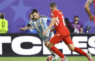 Lionel Messi (i) de Argentina disputa un balón con Remo Freuler de Suiza. EFE