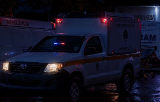Una llamada telefónica anónima alertó a las unidades de la Policía Nacional sobre la presencia de un hombre tendido en la vía pública, muy cerca de un taller de refrigeración del sector. Foto. Eric Montenegro