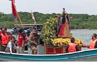 Entre las expresiones de fe más representativas de la región también destaca el tradicional recorrido acuático de la imagen por el puerto de Mensabé, una actividad que reúne a pescadores, familias y devotos .