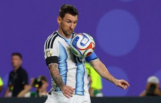 Lionel Messi (izq.) es el capitán de Argentina. Foto: EFE 