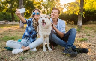 La tendencia Pet parenting refleja como jóvenes invierten cada vez más en servicios veterinarios y cuidados para sus mascotas. 