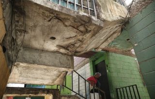 La mayoría de edificaciones sufrieron daños tras el terremoto de 7,5 en octubre de 1986. Foto: EFE