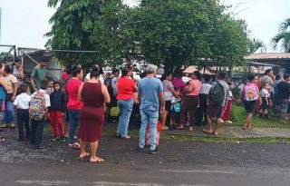 Los padres de familia advirtieron, además, que de no obtener respuestas concretas ni la devolución del dinero, continuarán desarrollando acciones de presión en las calles hasta que el caso sea esclarecido. Foto. Melquíades Vásquez