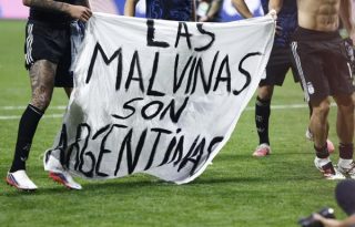 Los jugadores de Argentina sostienen una pancarta que dice 'Las Malvinas son argentinas'. Foto: EFE