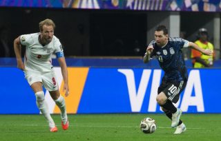 Harry Kane (izq.) de Inglaterra disputa el balón con Lionel Messi de Argentina. Foto: EFE