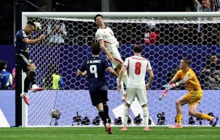 Lautaro Martínez anota el segundo gol de Argentina ante Inglaterra de cabeza. Foto: EFE
