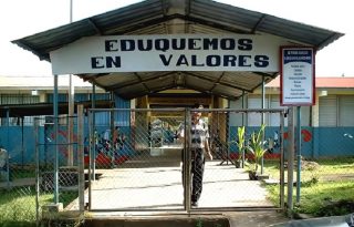 Una de las mayores preocupaciones de los acudientes era el estado de una pared agrietada en el aula donde reciben clases alumnos de primero, tercero y quinto grado. Foto. Thays Domínguez