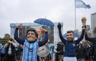 Aficionados de Argentina disfrazados de Diego Maradona y Lionel Messi animan a la espera del comienzo de la transmisión de la final del Mundial de la FIFA 2026 entre Argentina y España . Foto: EFE