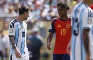 Lionel Messi capitán de Argentina (10) y Lamine Yamal, de España. Foto: EFE