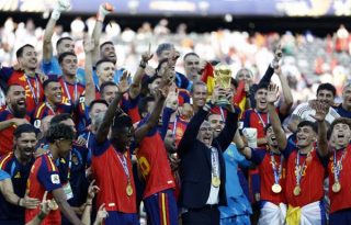 Luis de la Fuente, técnico de la selección española, levanta el trofeo de la FIFA. Foto: EFE