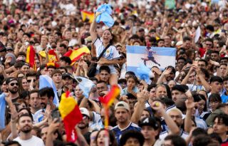 Aficionados de España y Argentina. Foto: EFE