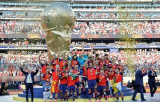 Jugadores de España festejan su segunda Copa Mundial. Foto: EFE