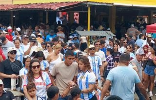Durante toda la jornada, el parque central se convirtió en una verdadera marea celeste y blanca. Foto. Thays Domínguez