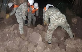 Fotografía cedida este domingo por el Ministerio de Defensa de Perú que muestra a integrantes de las Fuerzas Armadas removiendo escombros tras un sismo en la provincia de Chupaca, en la región de Junín (Perú). EFE/ Ministerio de Defensa de Perú