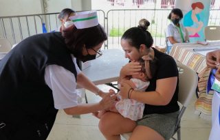 Hay que asegurar que tanto los niños como su entorno familiar cuenten con sus vacunas completas. Foto: Cortesía