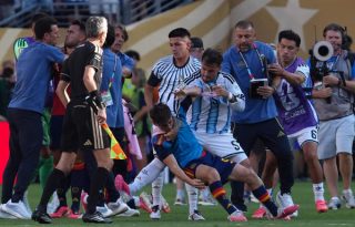 Leandro Paredes (c) de Argentina empuja a Gavi (c-abajo) de España al finalizar el partido de la final del Mundial de la FIFA 2026 entre España y Argentina. Foto: EFE