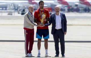 El capitán de la selección española de fútbol, Rodri (cent.), que lleva el trofeo de la Copa del Mundo, acompañado del seleccionador nacional, Luis de la Fuente (i), y el presidente de la RFEF, Rafael Louzán, a su llegada al aeropuerto de Madrid Barajas. Foto: EFE