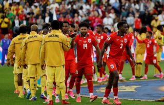 Jugadores de Panamá y Ghana se saludan previo a su partido en el Mundial 2026. Foto:EFE