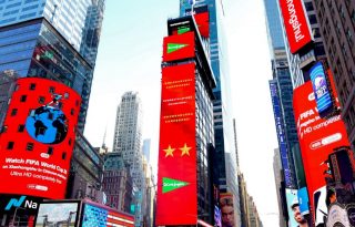 Entre las gigantescas pantallas publicitarias en la icónica plaza de Times Square destaca un llamativo anuncio de El Corte Inglés. Foto: EFE