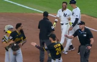 Dennis Santana es sujetado por un compañero ante la discusión con José 'Chema' Caballero. Foto: Captura/Mejorado con IA. 