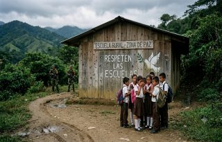La organización señaló que los estudiantes afectados requieren con urgencia apoyo en salud mental.  Imagen generada con IA