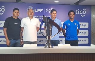 Mario Méndez, técnico de Plaza Amador (izq.) junto al trofeo del Torneo Apertura 2026 y Juan Sergio Guzmán. Foto: Jaime Chávez