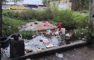 Las autoridades le reiteran a la población la importancia de mantener los alrededores de sus viviendas limpios y libres de desechos que puedan acumular agua.