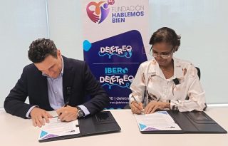 Firma oficial del convenio entre la Fundación Hablemos Bien e IFX Panamá. 