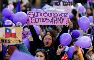 ARMY en una manifestación, en Santiago (Chile).  Foto: EFE / Javier Torres Lantadilla